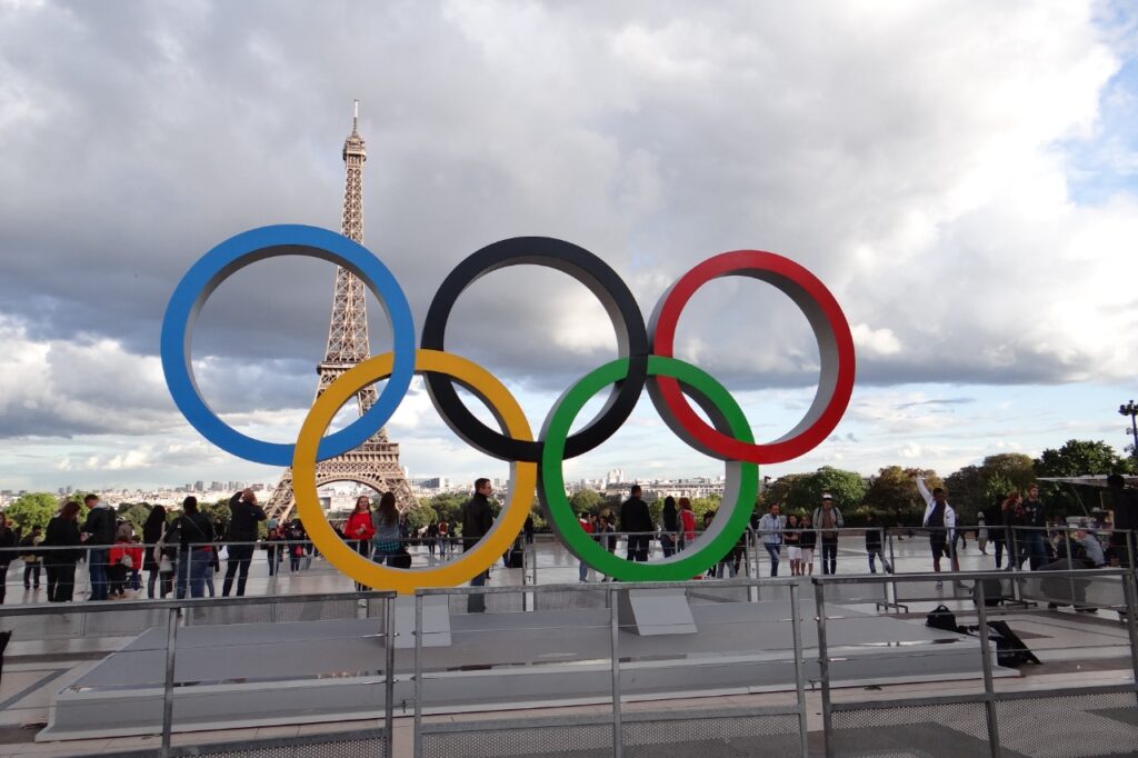 Olympic_rings_in_the_Place_du_Trocadero_in_Paris